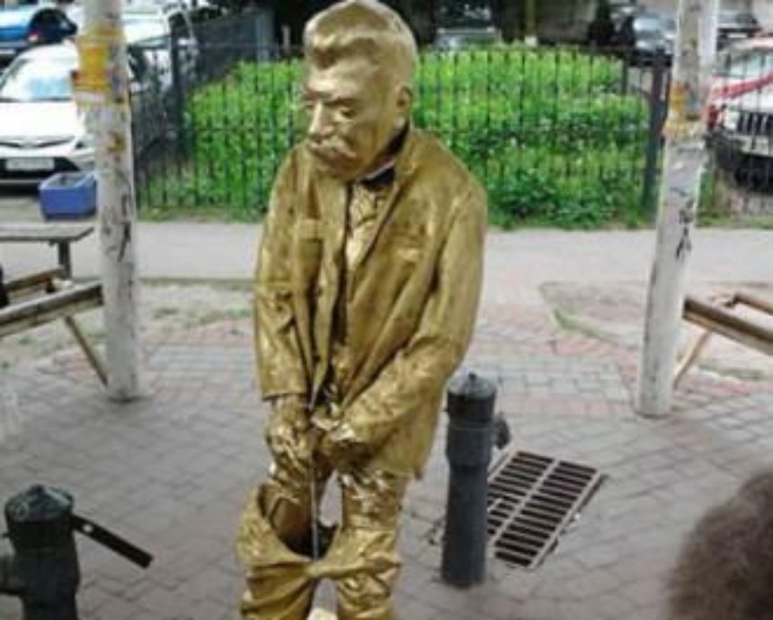 В Киеве установили памятник писающему  Сталину (ФОТО)