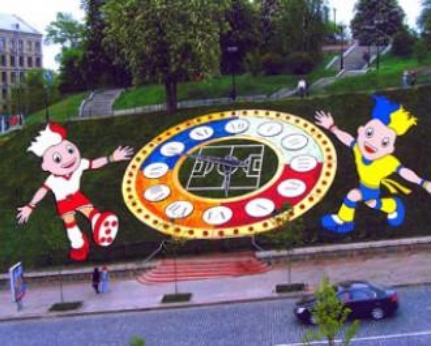 Цветочные часы украсят талисманы Евро-2012