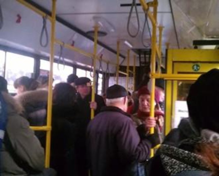 В киевской маршрутке "заяц" устроил драку и ограбил пассажира