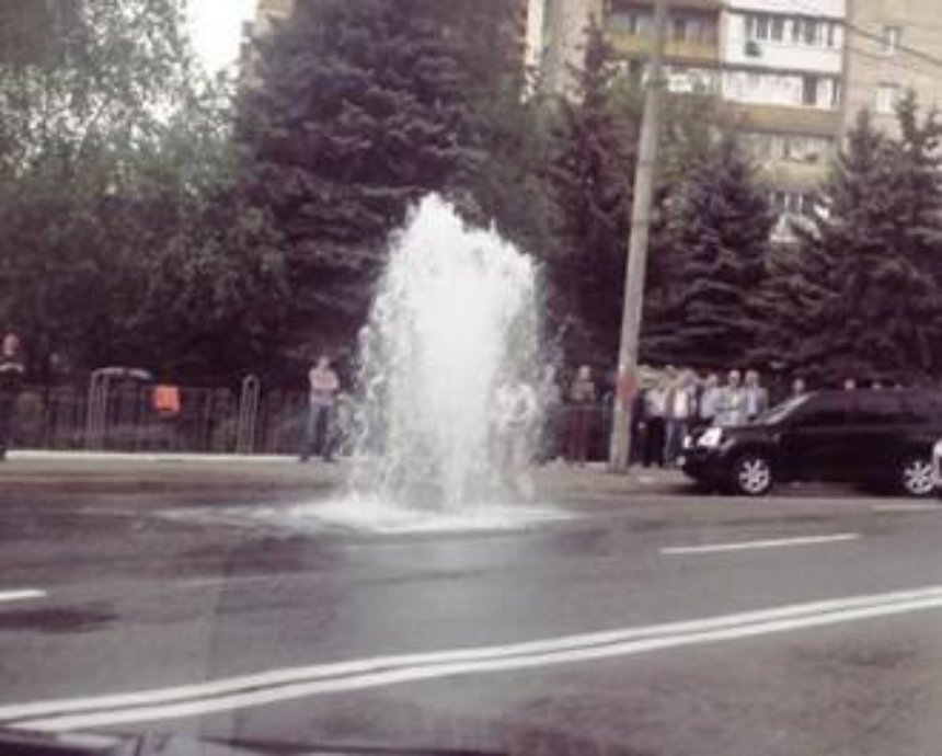 В Киеве посреди дороги появился "фонтан" (фото)