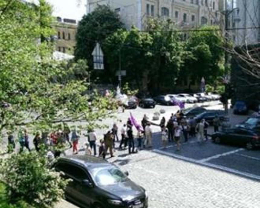 В Киеве митингующие перекрыли движение по Грушевского