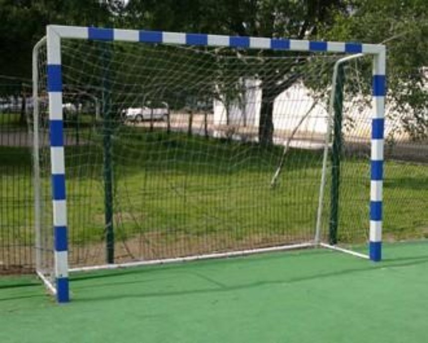 В Киеве на 8-летнего школьника упали футбольные ворота