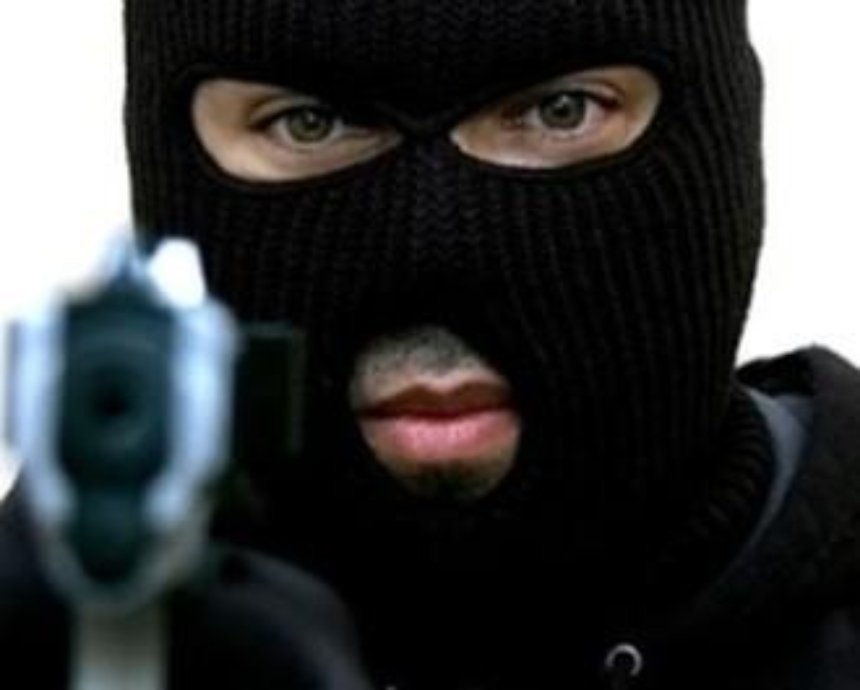 В Киеве неизвестный со стрельбой ограбил банк