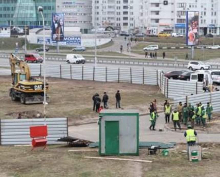 Вокруг строительной площадки возле метро "Осокорки" в Киеве поставили забор