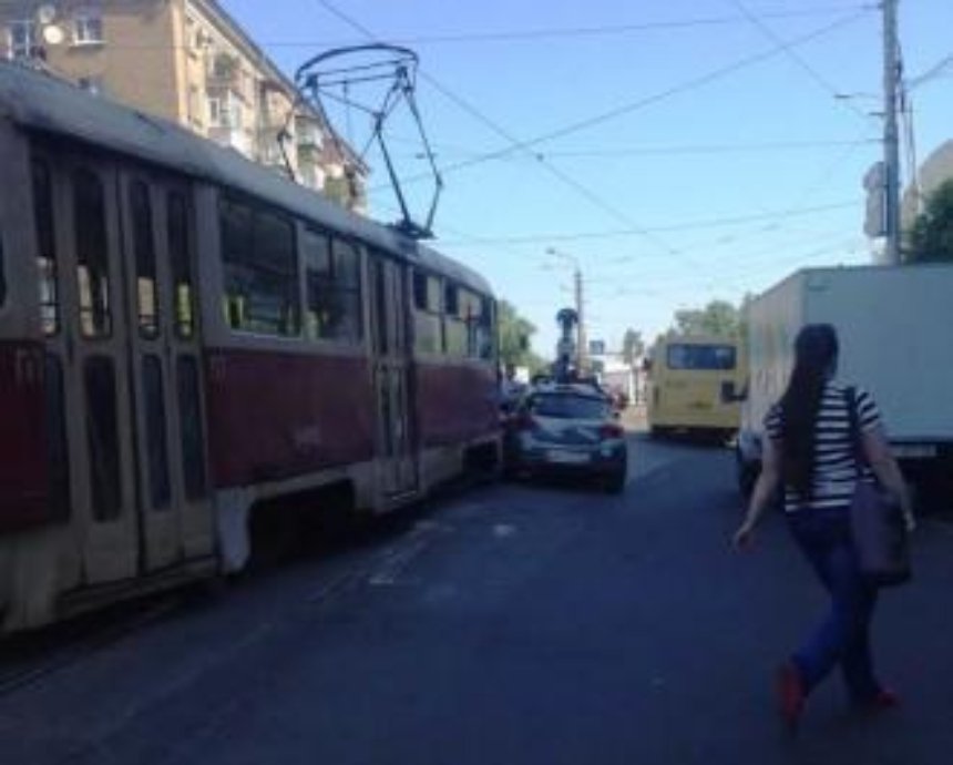 В столице столкнулись трамвай №8 и Google-мобиль