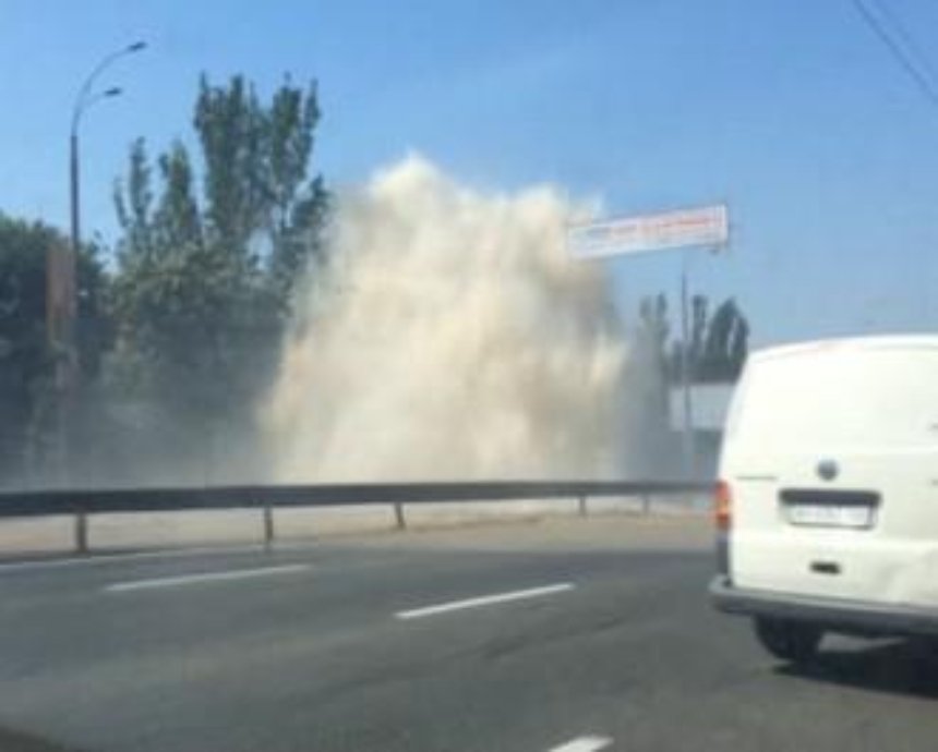 В Киеве прорвало трубу, в небо бьет фонтан кипятка (видео)