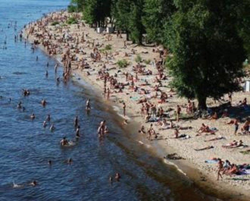 Киевские власти определили 11 пригодных для купания пляжей