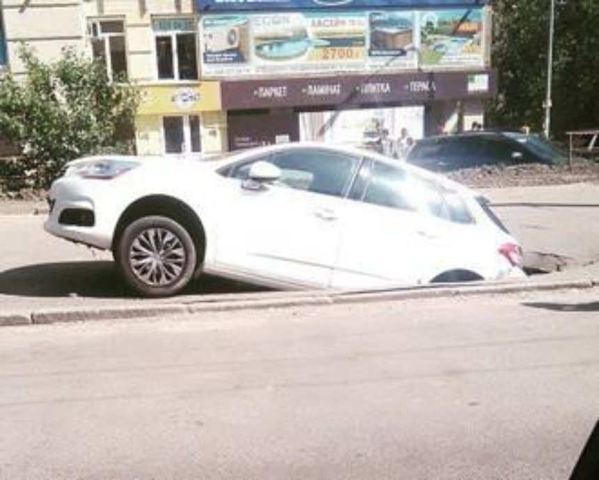 В Киеве иномарка провалилась в яму на тротуаре