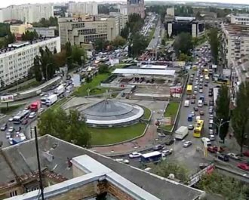 На Севастопольской площади упорядочат стихийную торговлю