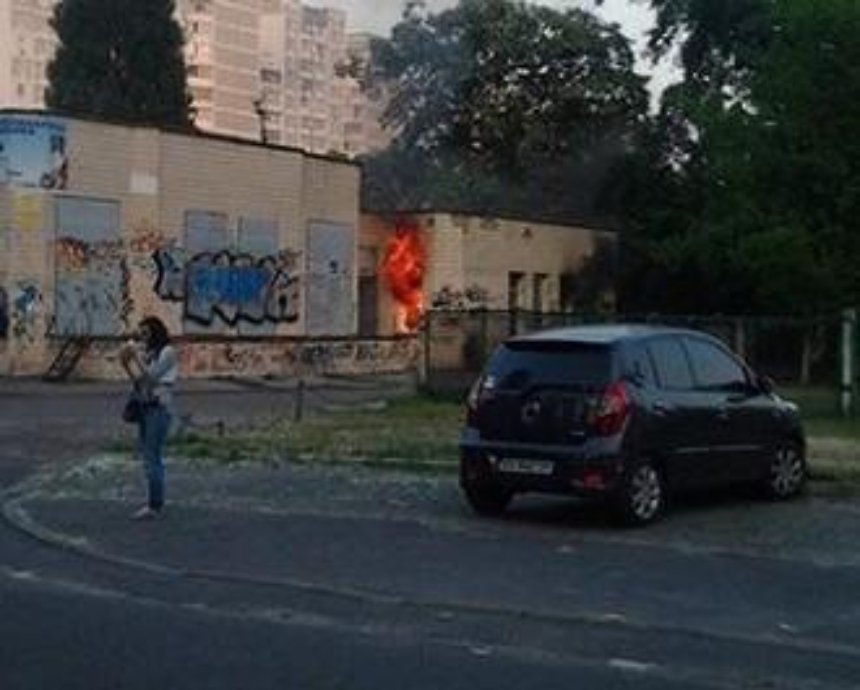 В Киеве подростки жгли тополиный пух и устроили пожар
