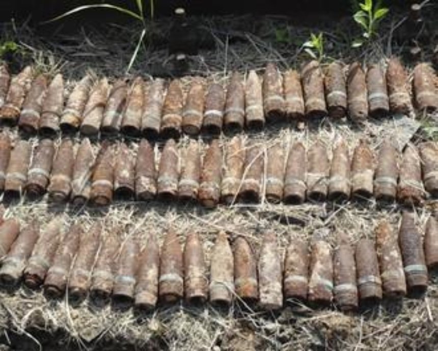 В Киеве рабочий нашел в земле 237 артиллерийских снарядов