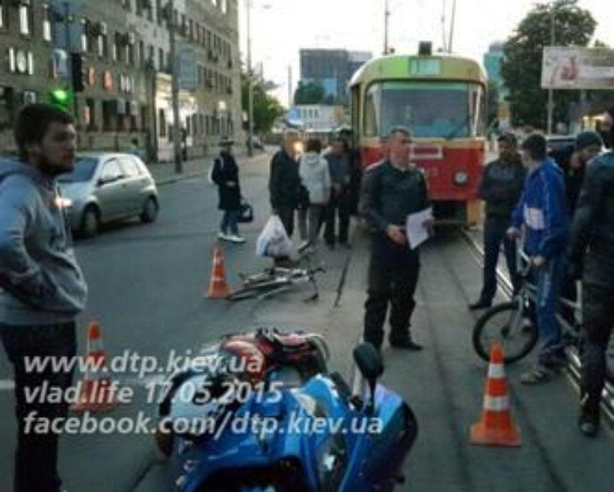 на Жилянской мотоциклист сбил, а затем побил велосипедиста (фото)