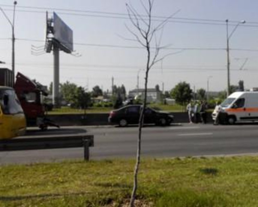 В Киеве – огромная пробка на мосту из-за столкновения грузовика и "легковушки" (фото)