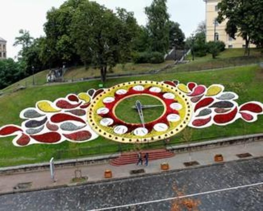 Цветочные часы в столице обновят ко Дню Киева