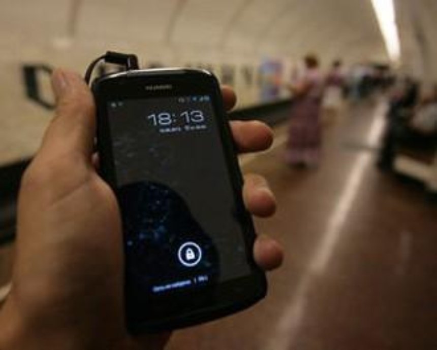 На пяти станциях киевского метро подключили мобильный интернет