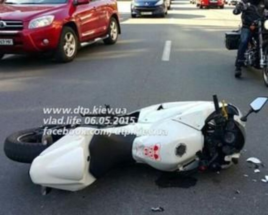 В Киеве разбилась молодая мотоциклистка (фото)