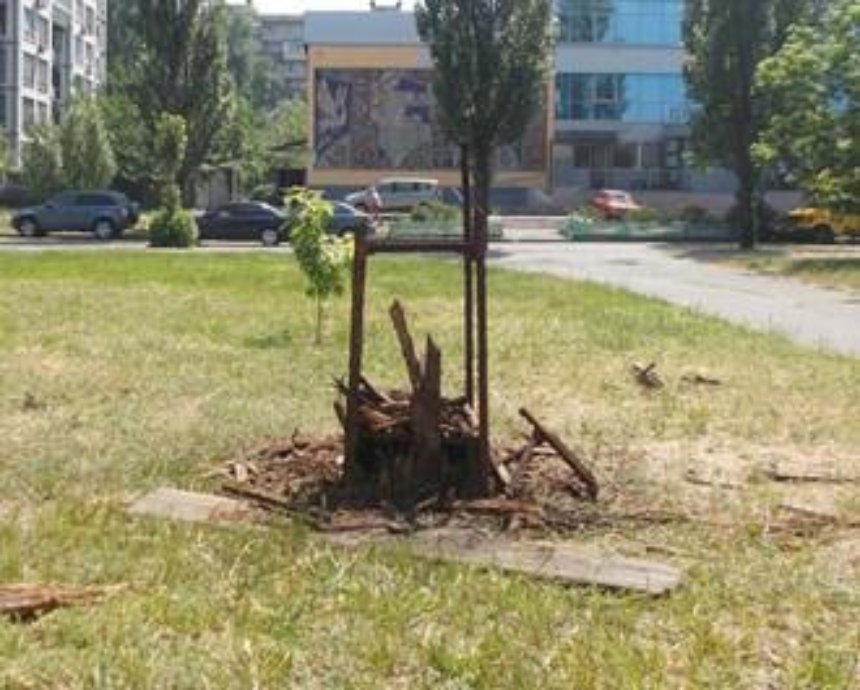 На Березняках в столице украли скульптуру (фото)