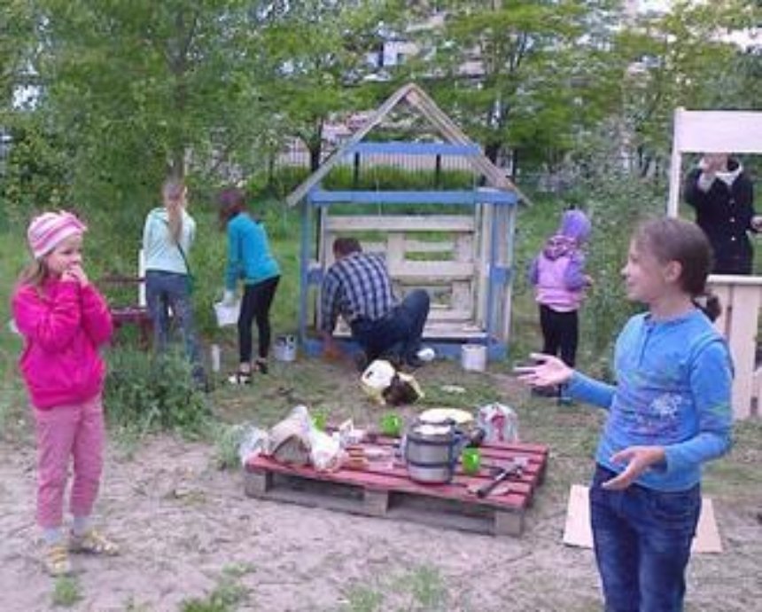 Киевляне строят детский городок у озера из подручных средств (фото)