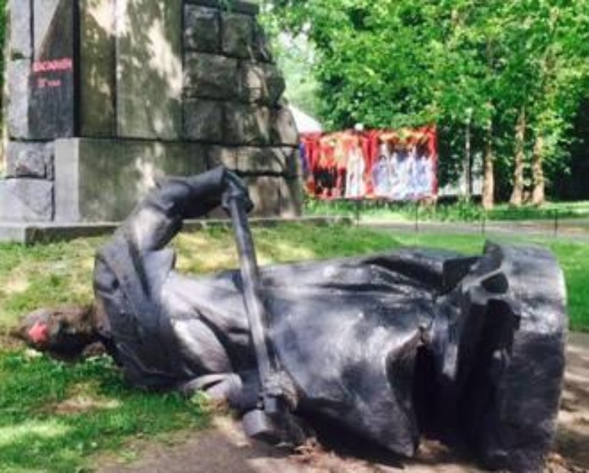 В Киеве снесли три советских памятника