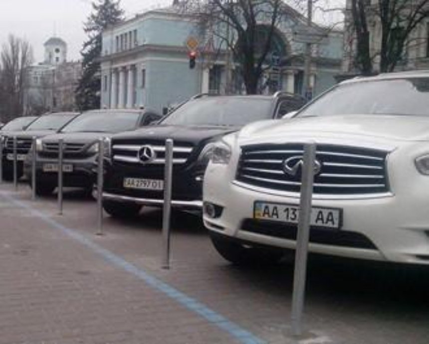 В Киеве из-за футбола запретят парковку на пяти улицах (список)