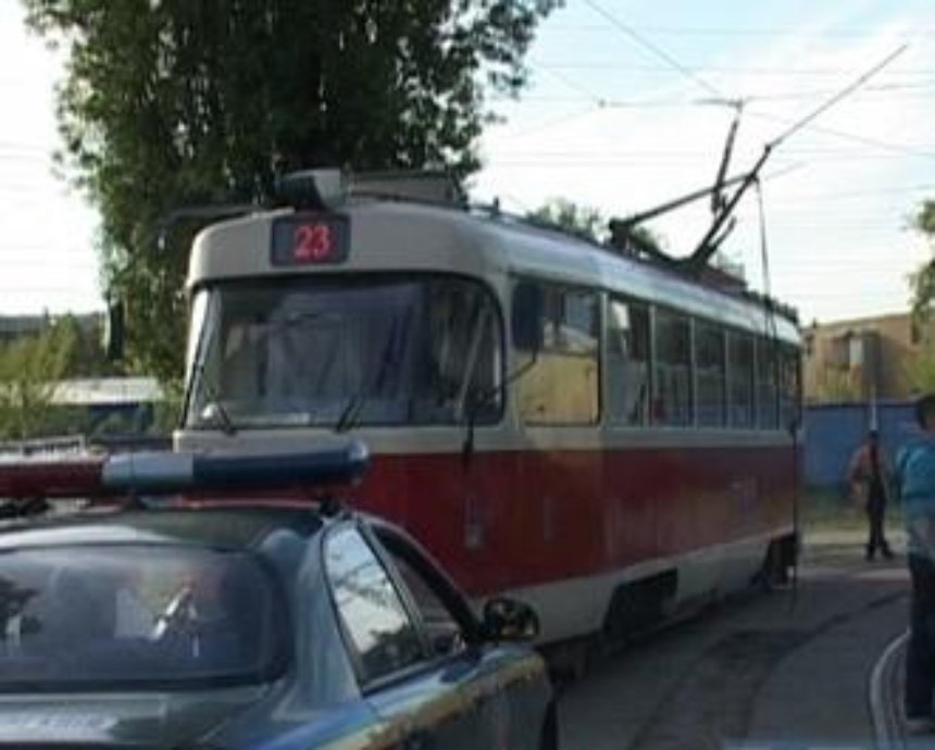 В Киеве у трамвая №23 оборвался токоприемник (фото)
