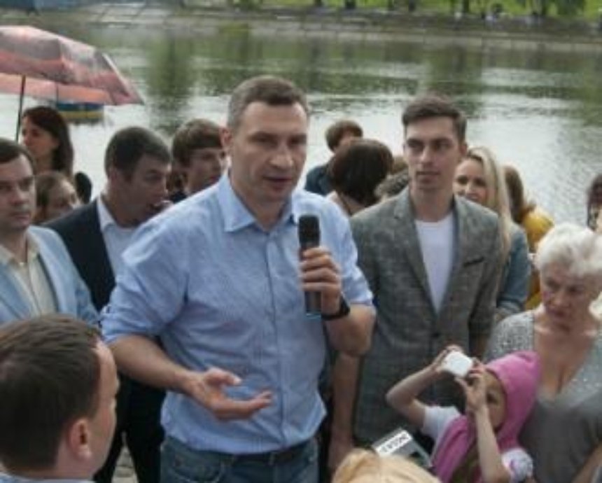 Віталій Кличко відвідав відкриття повністю оновленого фонтану на Русанівському каналі