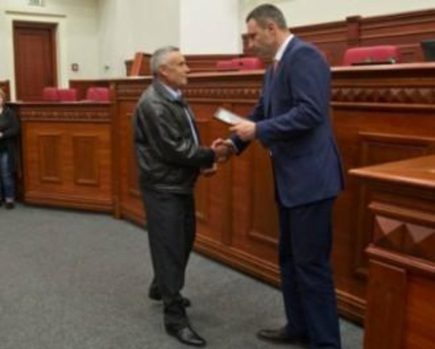 Віталій Кличко вручив сертифікати на квартири десятьом чорнобильцям