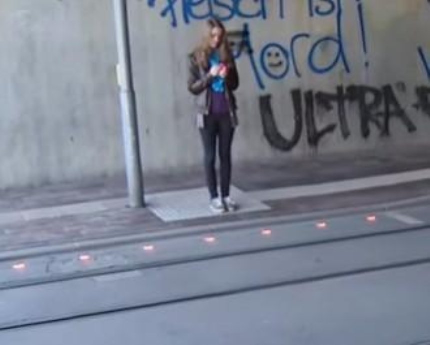 Жизнь соседей: В Германии появились светофоры для фанатов смартфонов (видео)