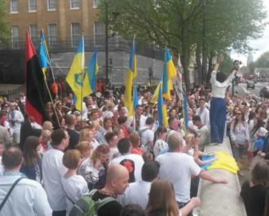 Украинцы в Лондоне провели Марш вышиванок