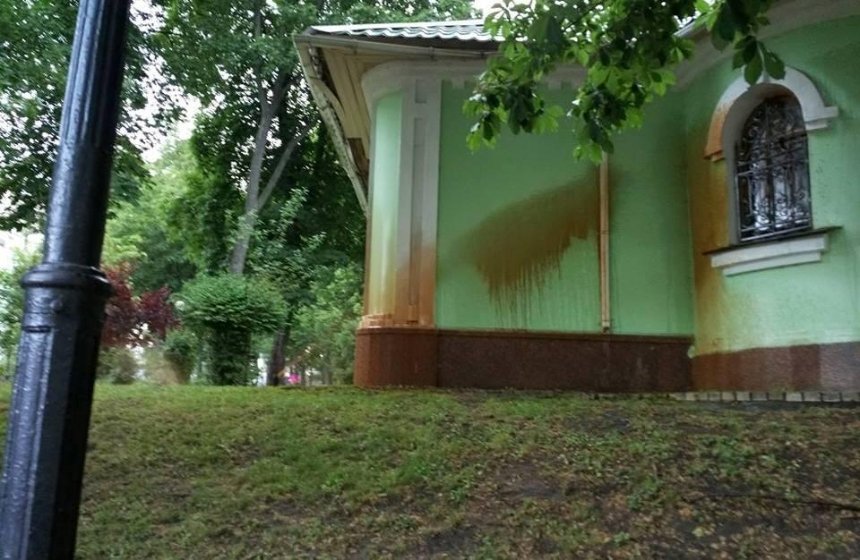 В парке Шевченко газоны поливали ржавой водой