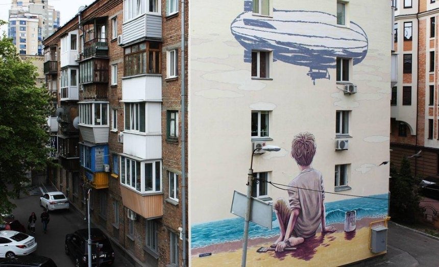 Мальчик и море: на киевском доме появился мурал о мечтах (фото)