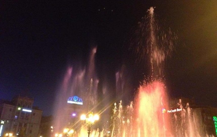 Фонтаны в центре Киева поразили своими танцами под AC/DC (видео)