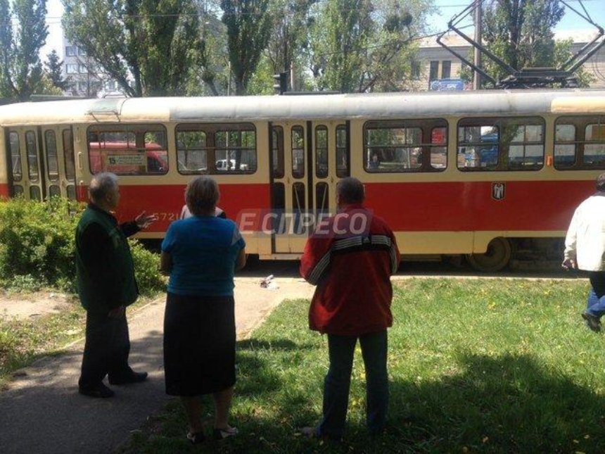В Соломенском районе трамвай отрезал пальцы пешеходу-нарушителю (фото)