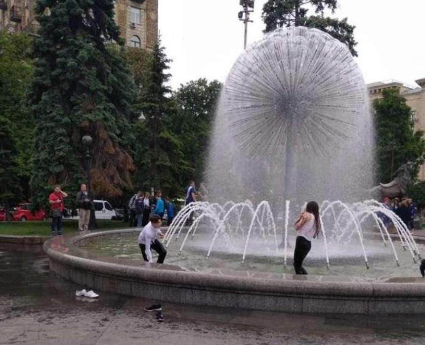 Киевские выпускники купаются в фонтанах (фото)