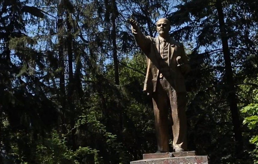 Сховався: в Києві знайшли недекомунізований пам'ятник Леніну (відео)