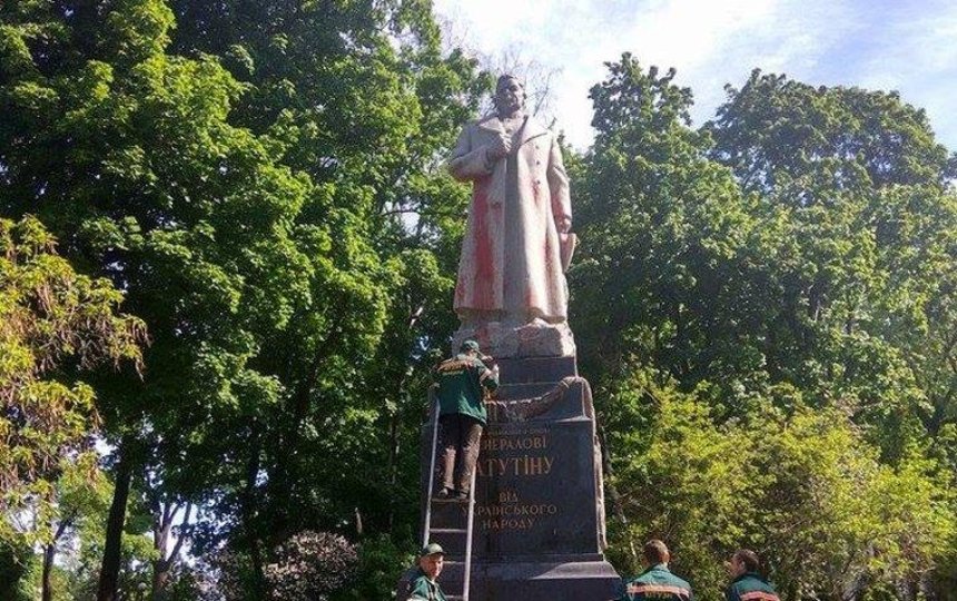 Пам'ятник Ватутіну в Маріїнському парку облили фарбою (фото)