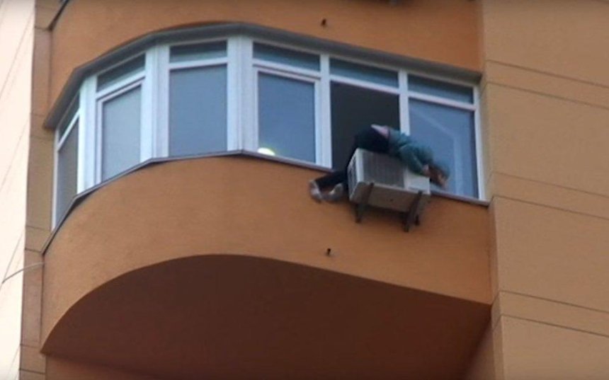 Киевские полицейские спасли жизнь самоубийце (видео)