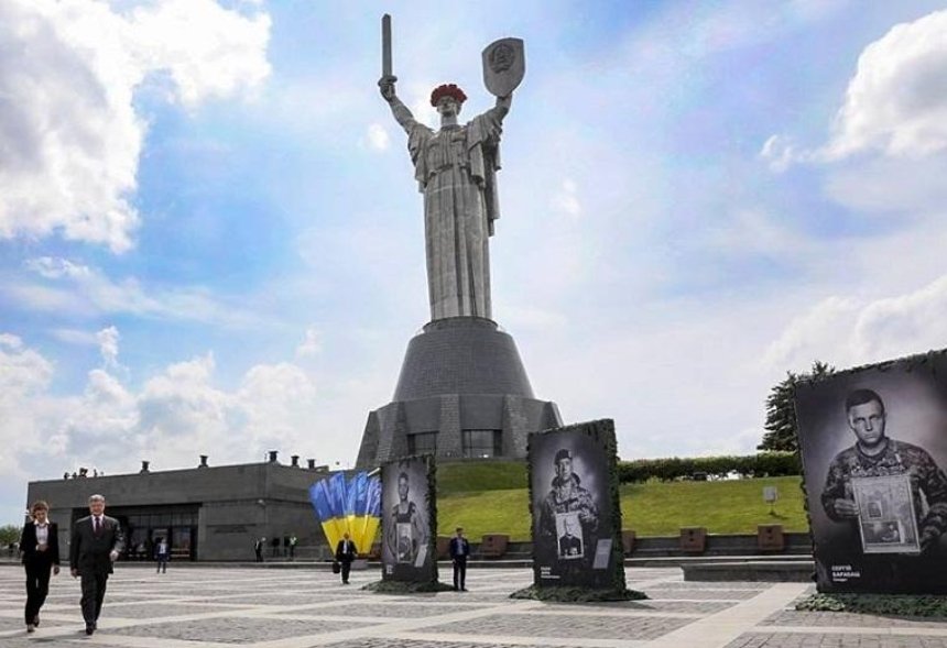 В Киеве открылась фотовыставка "Четвертое поколение", посвященная украинским защитникам (фото)