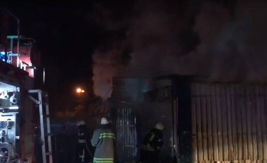 Ночь пожаров: в Киеве горел рынок и супермаркет (видео)