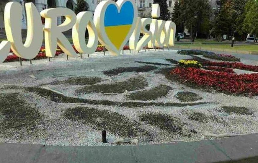 Вандалы разгромили цветочный арт-объект и клумбу на Майдане (фото)