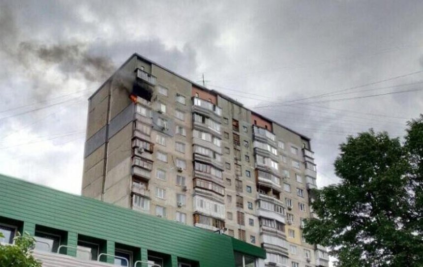 Пожежа в спальному районі: горить квартира на 15 поверсі (відео)