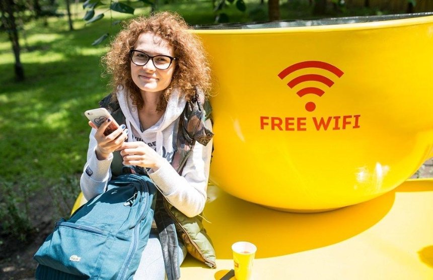 На Контрактовой площади появились "умные" лавочки с подзарядкой и Wi-Fi (фото)
