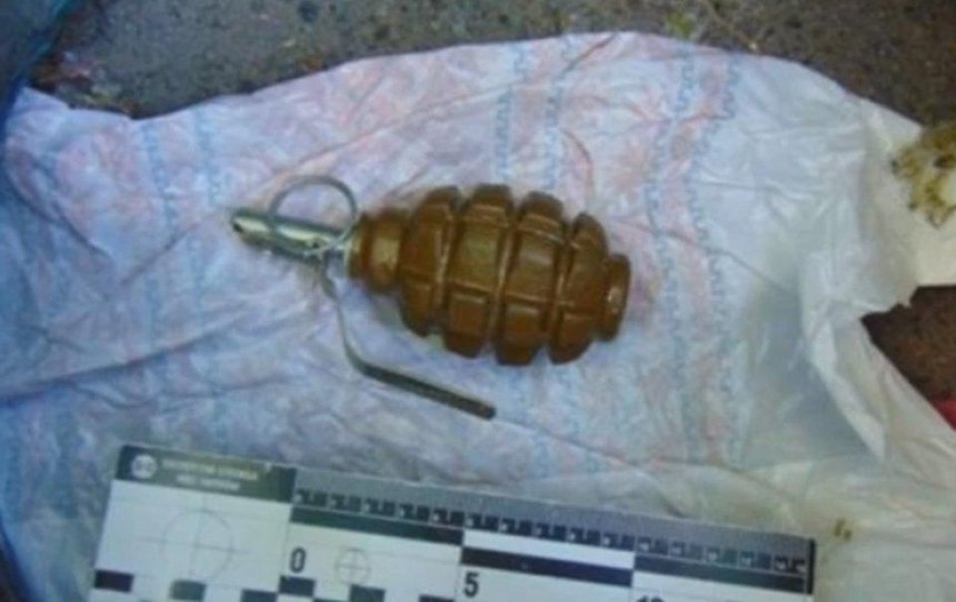 В столице на детской площадке нашли боевую гранату (видео)