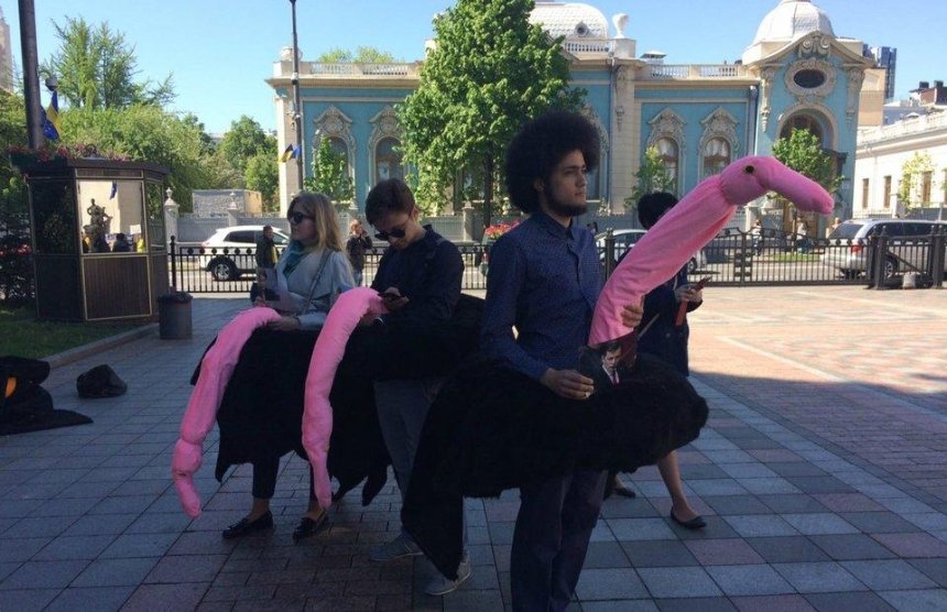 Под Верховной Радой устроили "страусиный парад" (фото)
