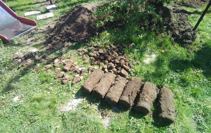 Під Києвом на дитячому майданчику знайшли артилерійські снаряди