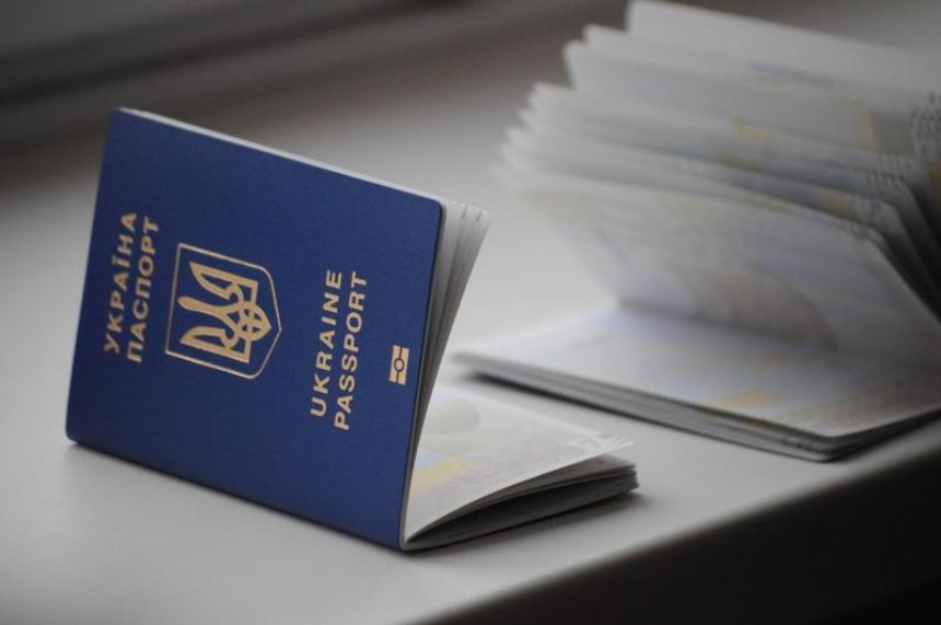 Столичні центри адмінпослуг почали видавати біометричні паспорти