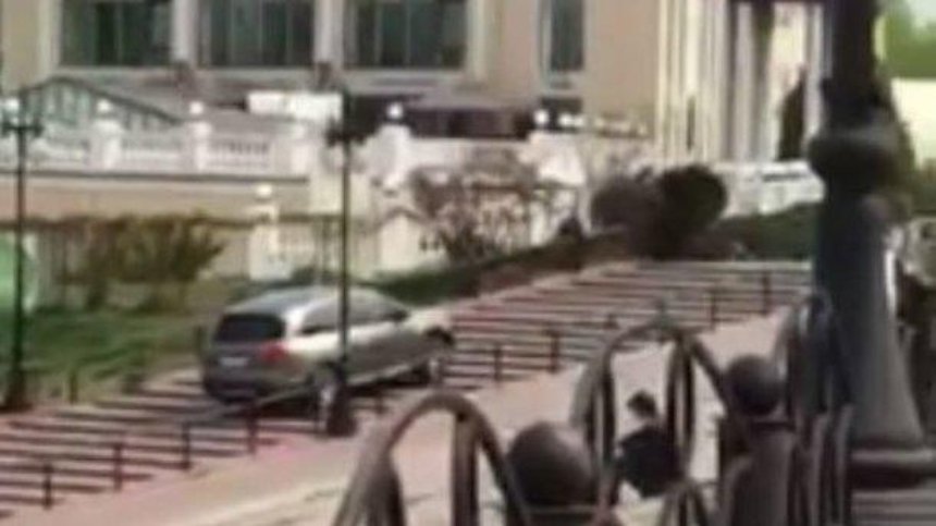 "Герой дороги": на Оболонской набережной киевлянин поднялся по ступенькам на авто (видео)