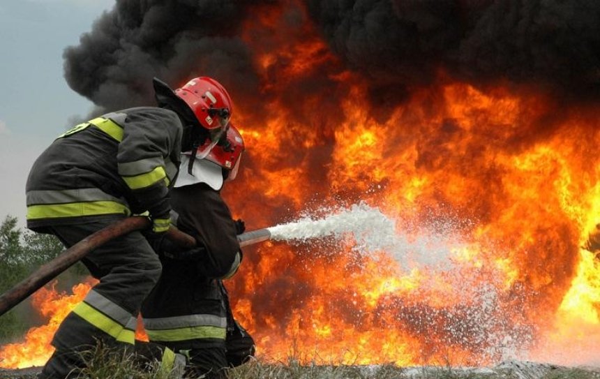 Пожар на Дарницком рынке: посетителей и продавцов срочно эвакуируют (фото)
