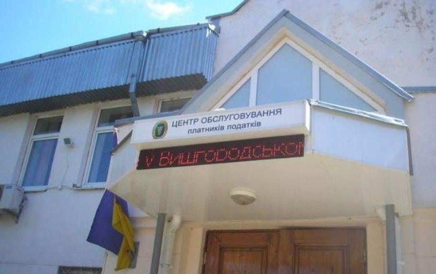 В Киевской области мама подарила налоговику 2 миллиона гривен
