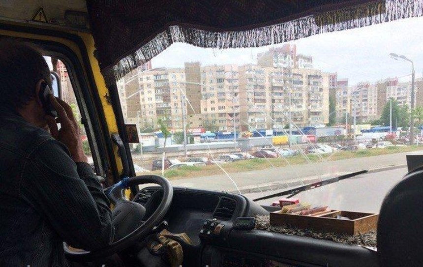 На все руки мастер: в Киеве заметили многофункционального водителя маршрутки (фото)